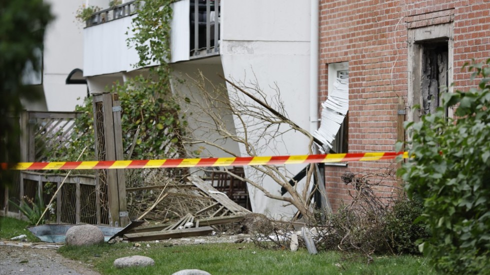En kraftig explosion inträffade i Huvudsta i Solna sent på torsdagskvällen. På grund av befarad rasrisk som en följd av de omfattande skadorna på huset tog räddningstjänsten beslut om att evakuera boende i ett trapphus.