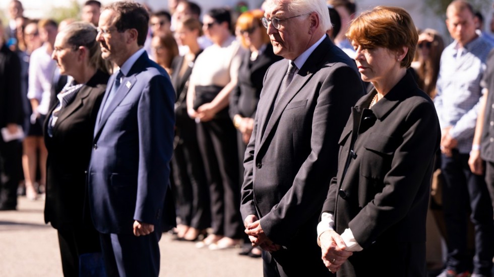 Tysklands president Frank-Walter Steinmeier, andra från höger, hans fru Elke Buedenbender, höger, och Israels president Isaac Herzog, andra från höger, och hans fru Michal Herzog, vänster, deltog i minnesceremonin.