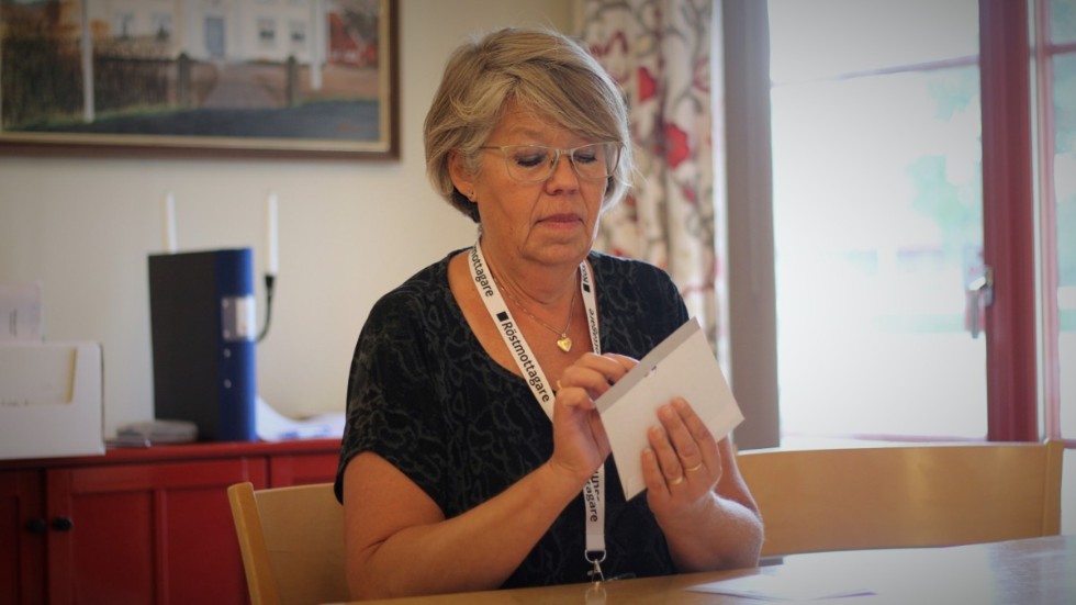 Kerstin Johansson tar emot valkuverten i församlingsgården i Rimforsa.