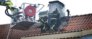 Branden släckt efter en åtta timmar lång insats • ”Det blev en totalskada inomhus”
