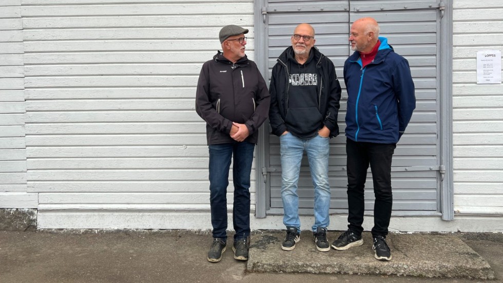 Mats Adolfsén, Lars Stahlin och Kenneth Johansson utanför sin loppis på torget i Horn.