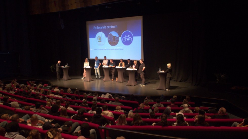 Politikerdebatt arrangerad av Carlsund utbildningscentrum genom eleverna på hotell- och turismprogrammet. 