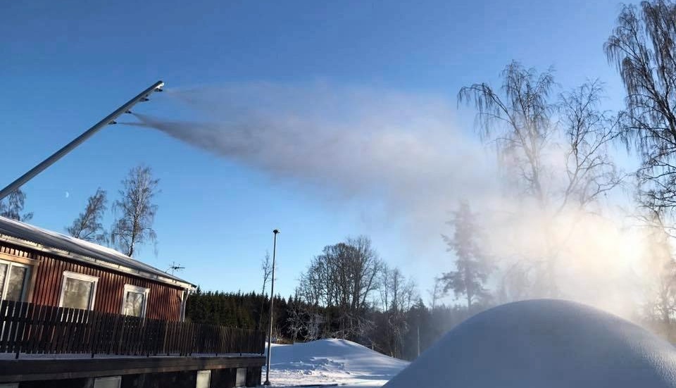 Det produceras mycket konstsnö vid Skidstugan i Eksjö i dagarna. Förutsättningarna är perfekta nu när kylan kommit att få till fina skidspår för alla träningssugna åkare