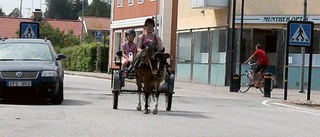 Erika och Moa åker häst genom Hultsfred