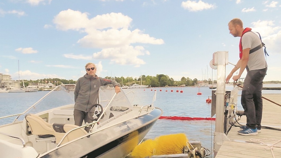 Owe Nilsson från Västervik passade på att tvätta båten hos PRO Marina.Foto: Åsa Thaberman