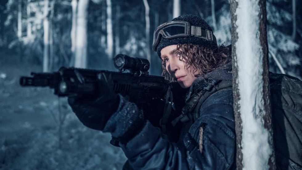 Noomi Rapace ger sig ut på ett självmordsuppdrag bakom fiendens linjer i Netflix nya svenska film "Svart krabba".