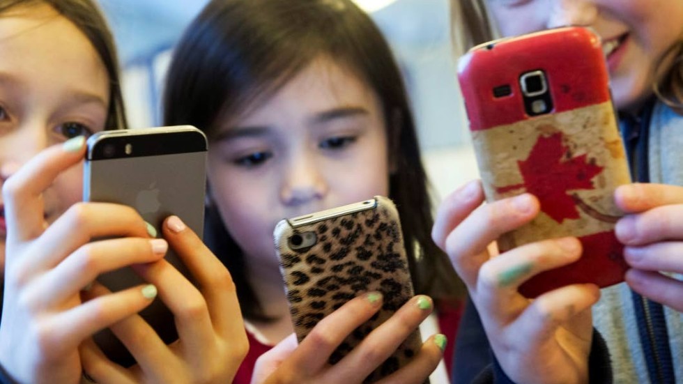 Vimarskolan går ut och uppmanar föräldrar att kolla apparna i barnens mobiler, för att bromsa kränkningar. Bilden är en genrebild.