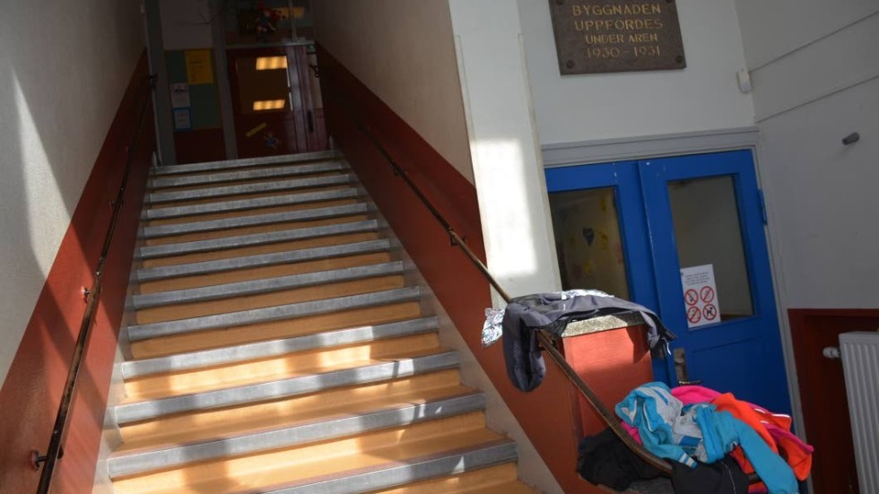 "På Astrid Lindgrens skola F-6 saknas grupprum, och eleverna får sitta i trapphusen då de ska arbeta i mindre grupper. Det gynnar inte lärandet och är heller inte acceptabelt ur brandsäkerhetsperspektiv" lyder en av de 15 motiveringarna för en ny skola.