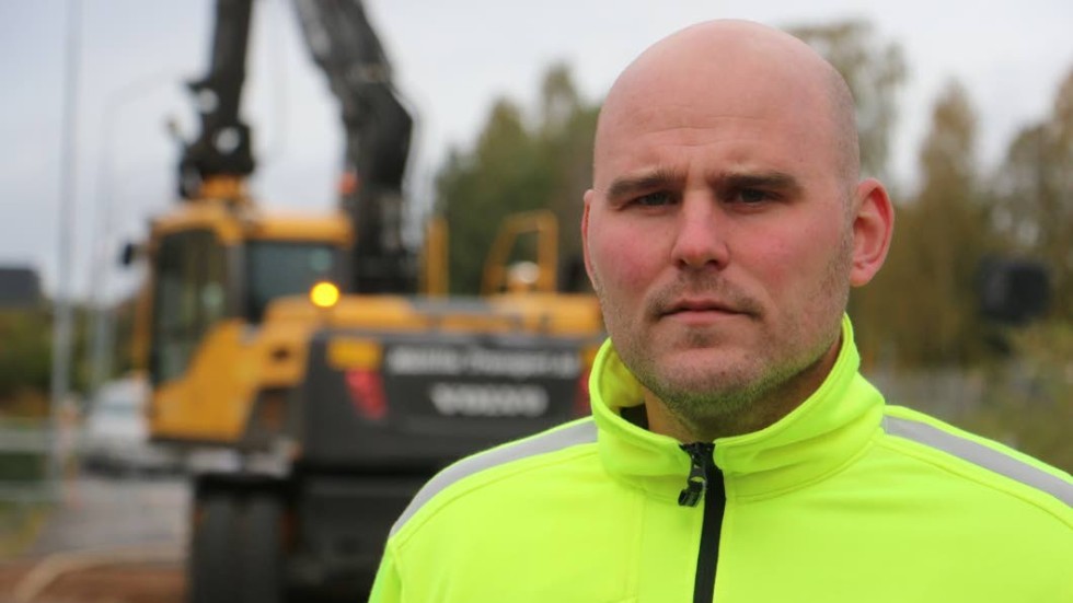 "Det är två hus på gatan som är utan vatten" berättar Mikael Nilsson, arbetsledare på ÖSK. Reparationen av vattneledningen är i full gång.