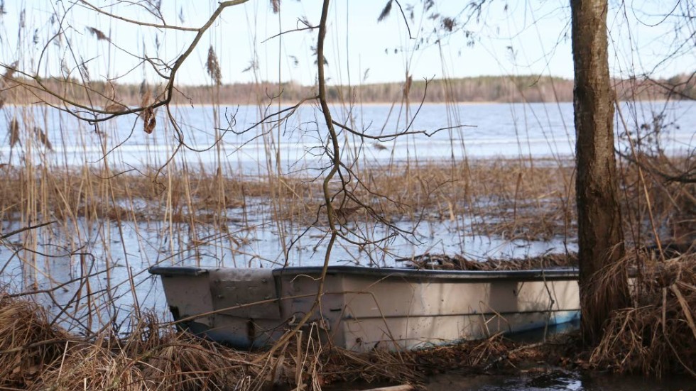 En gammal ilandfluten båt, bortglömd av alla. Utom ÖSK, som nu vill styra upp båtlivet i sjön Hulingen.