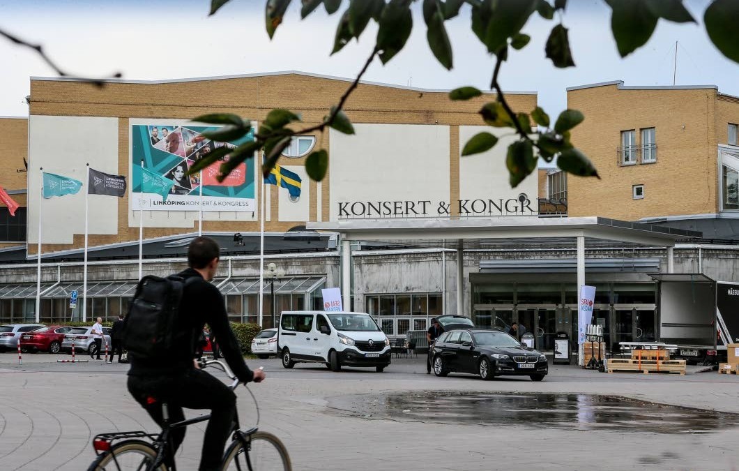 Bilar genar genom Biskopsparken – inget händer