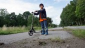 Traktor nära köra över Joel