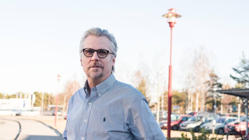 Ruben Öberg, VA-chef på Västervik Miljö och Energi, förklarar hur bräddavloppen fungerar.