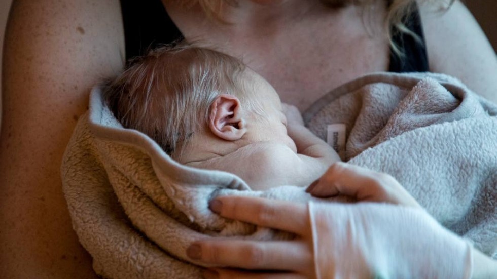 Den första dosen av vaccinet ges när bebisen är sex veckor gammal.