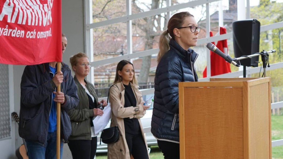 15:26 i Stadsparken: Jenny Sandskog Loman, Sanna Risell Kron och Therese Ringdahl Nilsson (närmast) talar vid Socialisternas förstamajfirande.