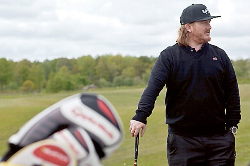 Mackan Edlund var en av många kända ansikten på Vesterby golfbana under tisdagen. Foto: Alexander Larsson