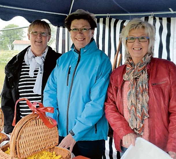 Gun-Marie Johansson, Kerstin Andersson och Anita Farray från Tjust Damförening sålde lotter intill Ernebergsfältet.