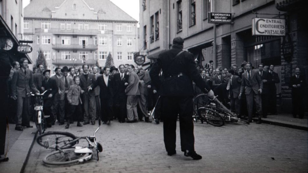 Konstapeln "Kalle Hasing” Johansson drog blankt för att hindra uppretade Linköpingsbor att på Bokhållaregatan attackera flyende nazister. Foto den 5 september 1943.
