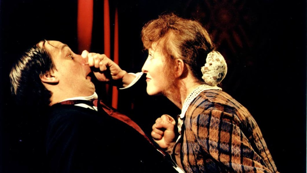 Skådesplarna P-A Strand och Maud Nyberg i "Frieriet", en fars där rallarsvingen ligger på lur.