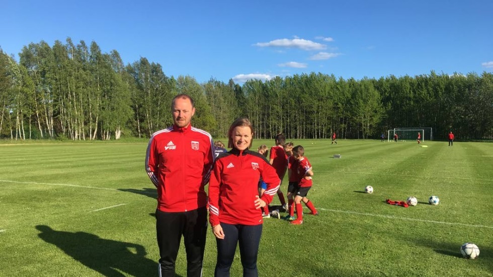 Henrik Pernius och Karolina Karlsson i Målilla GoIF ser fram mot att fira Fotbollens dag på lördag.