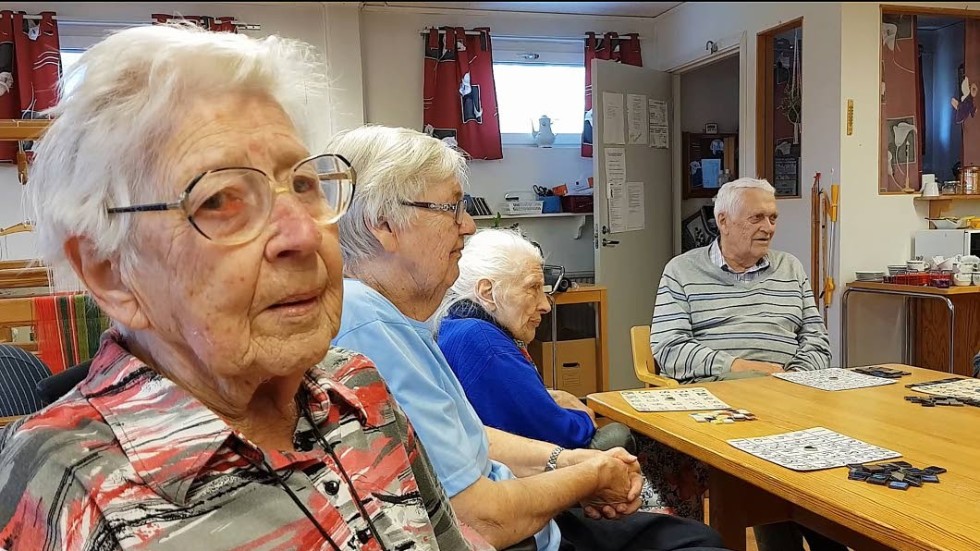 Elsa Antonsson, snart 99, var en av de som agerade när bingon på Vidala hotades av nedläggning. Nu tar hon och de andra vid bingobordet emot Margareta Passmark med öppna armar.