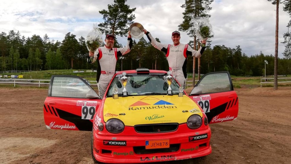 Viktor Karlsson, Vimmerby MS, och Thomas Gustavsson, Emådalens MK, firar sin totalseger i Emiltrofén.