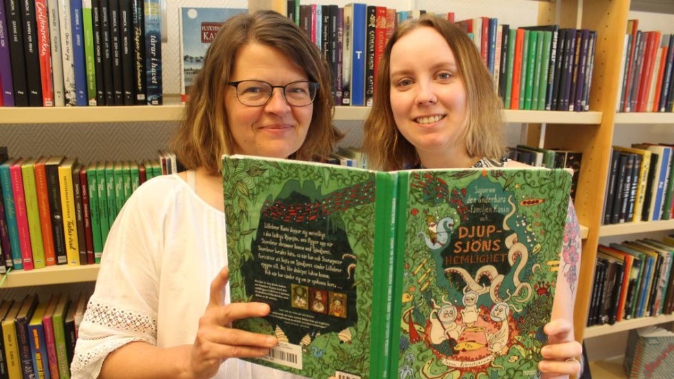 Maria Tunek och Rebecka Didrickson gläds åt att kunna erbjuda sommarlovslediga barn häng på bibblan. Första aktiviteten blir med bokens författare och illustratör Jonna Björnstierna.