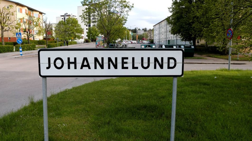 Ett äldre par i Johannelund utsatts på söndagen för ett fräckt brott.
