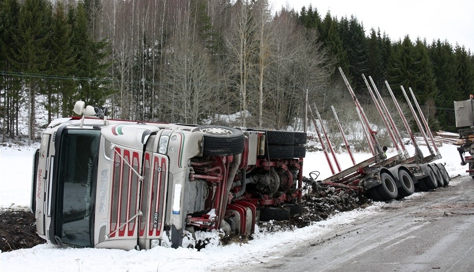 Både lastbilen och släpet blev liggande på sidan. Foto: Lars-Göran Bexell