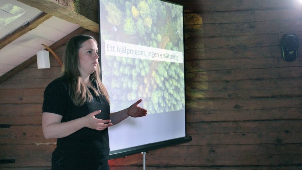 Drönaroperatören Katrin Magnusson var en av de inbjudna talarna under torsdagens seminarium med Hushållningssällskapet på Nygård i Gamleby.