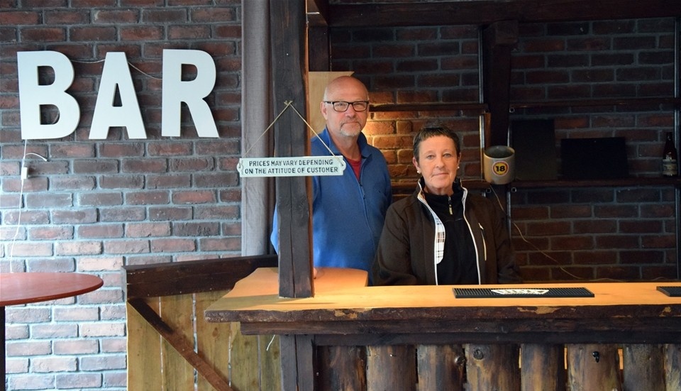 Kenneth Johansson och Ebon Söderberg står vid den bar som inväntar alkoholtillståndet.