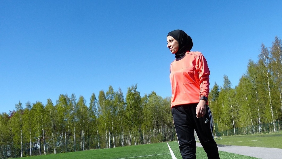Heba Saadieh, Linköping, kom från Syrien för 15 månader sedan och redan är hon assisterande fotbollsdomare i Östergötland och dömer herrar i division 4 och 5 och damer i division 2 och 3. Foto: Leif Larsson