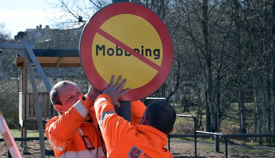 Jan Månsson och Erik Hultgren från kommunens teknik och driftavdelning skruvar upp skylten med det viktiga budskapet. Foto: Morgan Karlsson