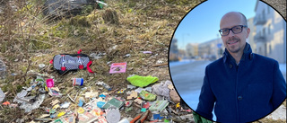 Dumpade leksaker i skogen – nära återvinningen ✓Kim Fält Johansen, 36, gjorde upptäckten: "Tråkigt"