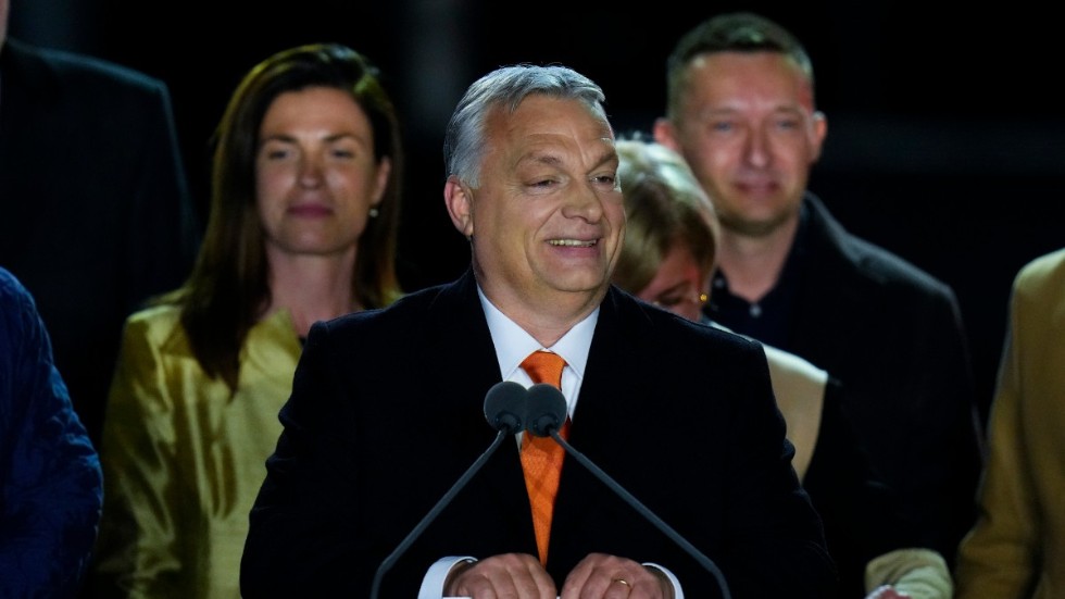 Ungerns premiärminister Viktor Orbán håller sitt segertal i Budapest.