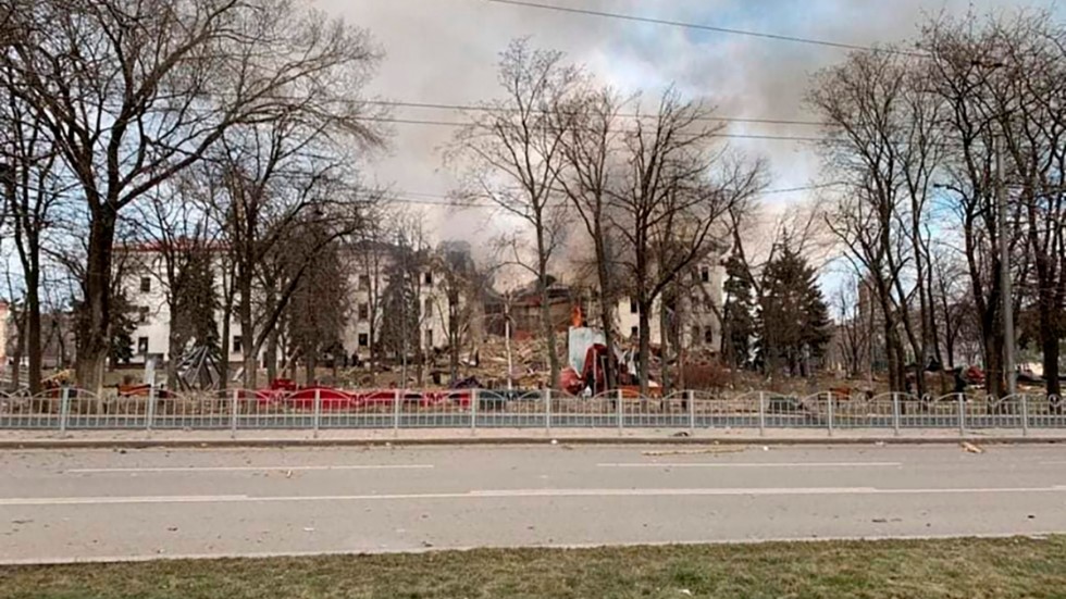 Den bombade teatern i Mariupol på en bild från onsdag 16 mars. 