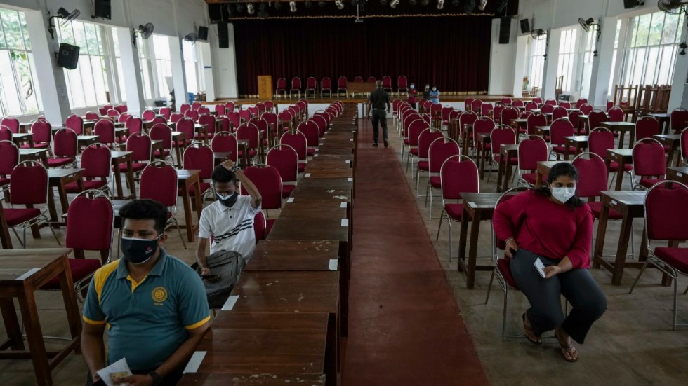 Lankesiska universitetsstudenter väntar på covid-19-vaccin på Sri Jayawardenapura-universitetet i Colombo, i skuldkrisens Sri Lanka. Arkivbild