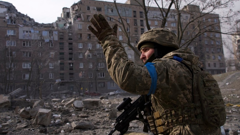 
Och nu har ett krig startat, det läskigaste som hänt hittills i mitt liv, skriver Olivia. K.
Bilden: En ukrainsk militär i Mariupol, lördag den 12 mars.