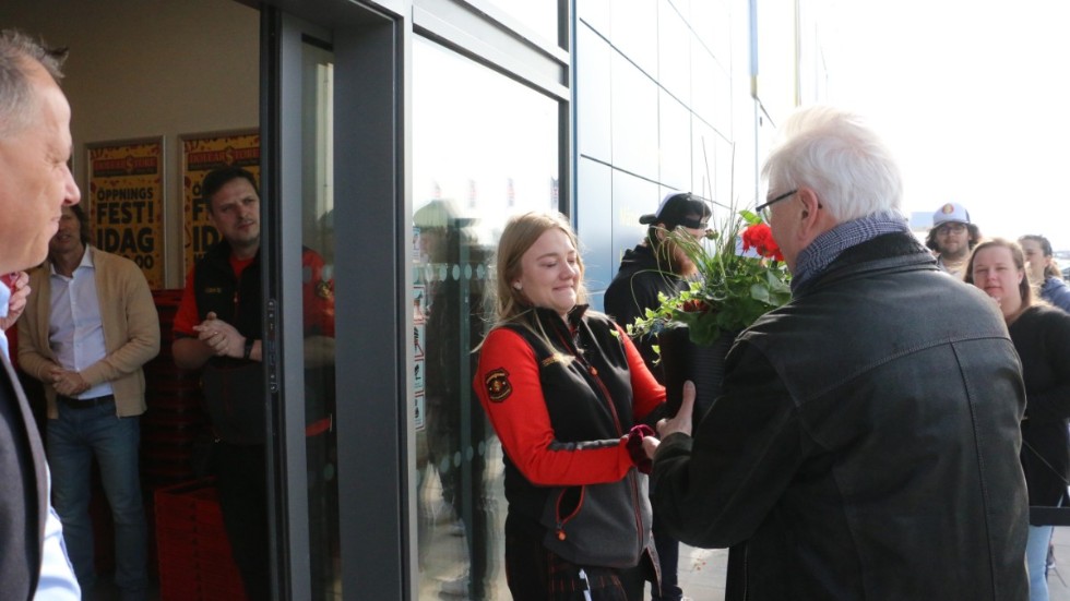 Det blev rena rama folkfesten på handelsområdet. Två invigningar samma dag gjorde att många tog tillfället i akt att titta på de nya butikerna. Så även Anders Andersson, som kommunens representant överlämnade han en blomma till butikschefen Erica Karlsson.