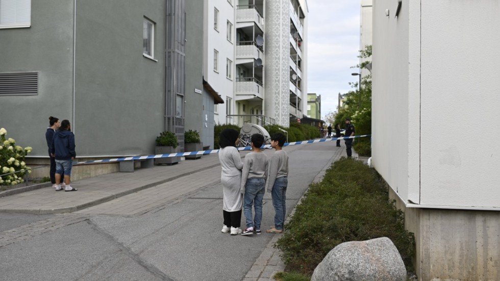 En 28-årig man sköts till döds mitt i Husby centrum i nordvästra Stockholm en eftermiddag i maj förra året. Arkivbild.