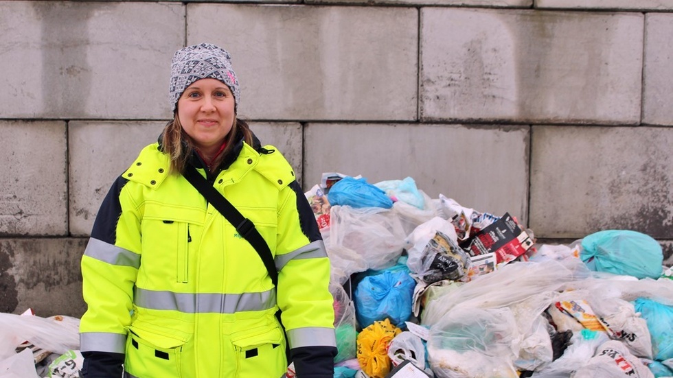 Ann-Sofi Boberg, avfallsingenjör, framför det första lasset som ska analyseras. Foto: Ellinor Harrysson