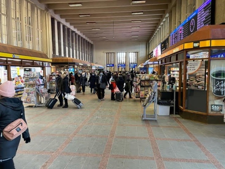 Helsingfors järnvägsstation har blivit vägen ut för många ryssar som vill ta sig till EU.