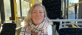 Hon nappade på erbjudandet om gratis resor – Sandabon Terese Askerstedt tillbaka i skolbussen: "Jättebra grej"