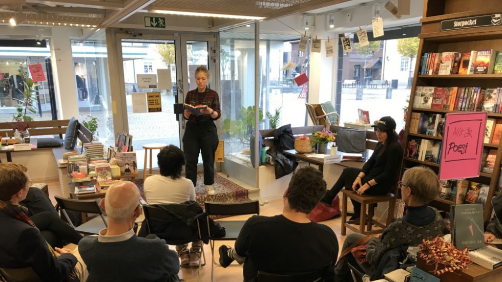 Poesiuppläsning på Vimmerby bokhandel med Olivia Bergdahl.