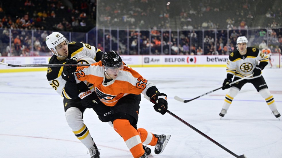 Olle Lycksell, här i en match mot Boston på försäsongen, har gjort NHL-debut för sitt Philadelphia Flyers.
