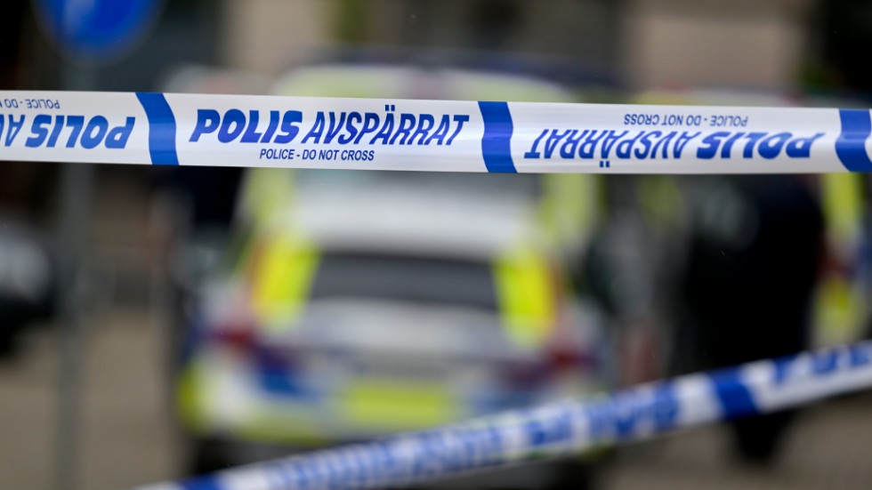 Polisen har skjutit en man i benet vid ett ingripande i Västra Frölunda i Göteborg.
