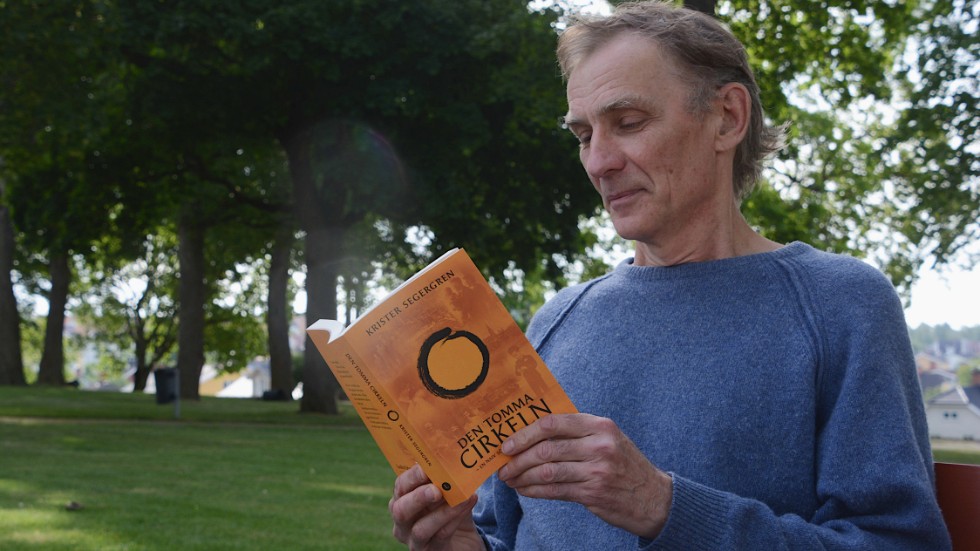 Krister Segergren med sin debutroman "Den tomma cirkeln" som släpptes i måndags på Lassbo Förlag där han vunnit en manustävling som innebär att förlaget ger ut en upplaga på 1 000 exemplar under professionella former.