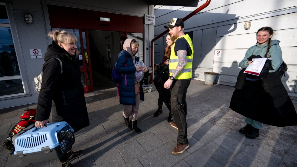 Flyende från Ukraina möts av en svensk volontär vid färjan i Karlskrona i vintras. Sedan har flyktingarna fått möta enskilda människors generositet och en tids systematisk statlig snålhet.