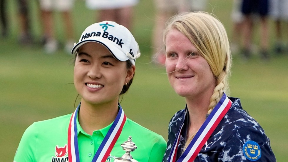 Ingrid Lindblad, till höger, med slutsegraren Minjee Lee, Australien, efter "ståhejet" i US Open i golf. Lindblad fick pris som bästa amatör. Arkivbild.