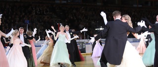 Här dansar de på årets andra bal i Saab arena • Se alla bilderna från dansen